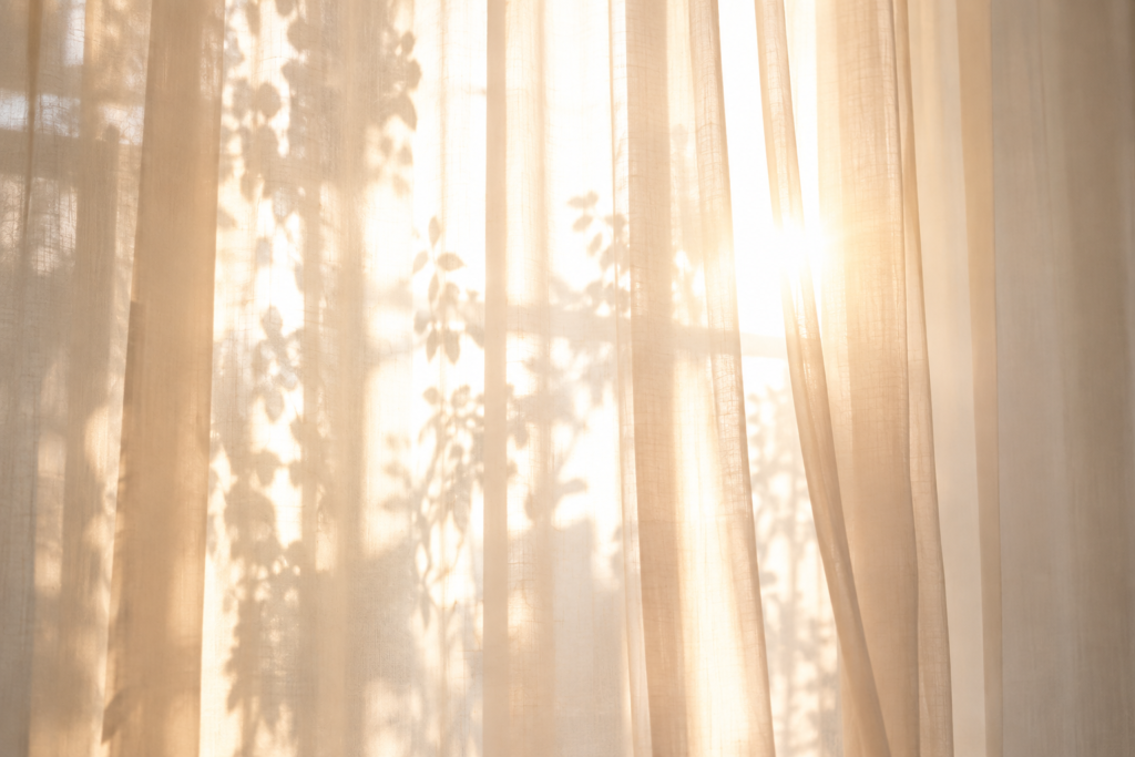 auringonvalo verhojen läpi